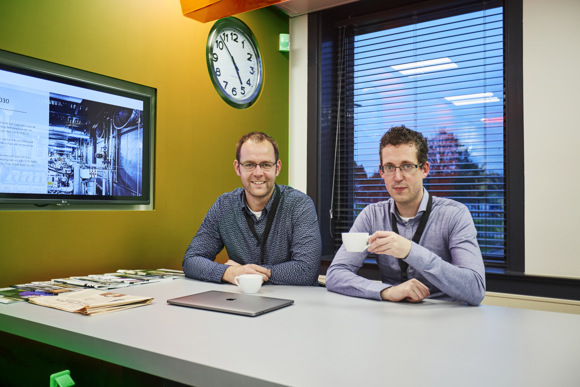 Durk en Matthijs met een kopje koffie